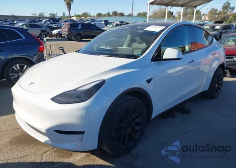 2024 Tesla Model Y Long Range Dual Motor All-Wheel Drive z USA, uszkodzony, nr VIN 7SAYGAEE1RF088907